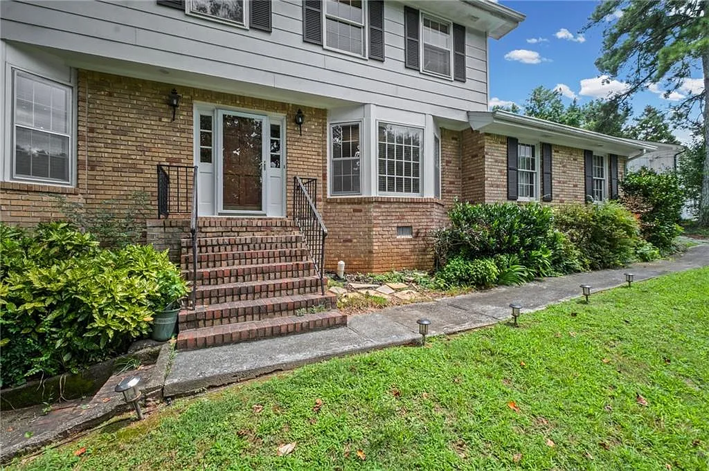 5 bed, 3.0 bath, 4435 sqft, $4,350 — Photo 4