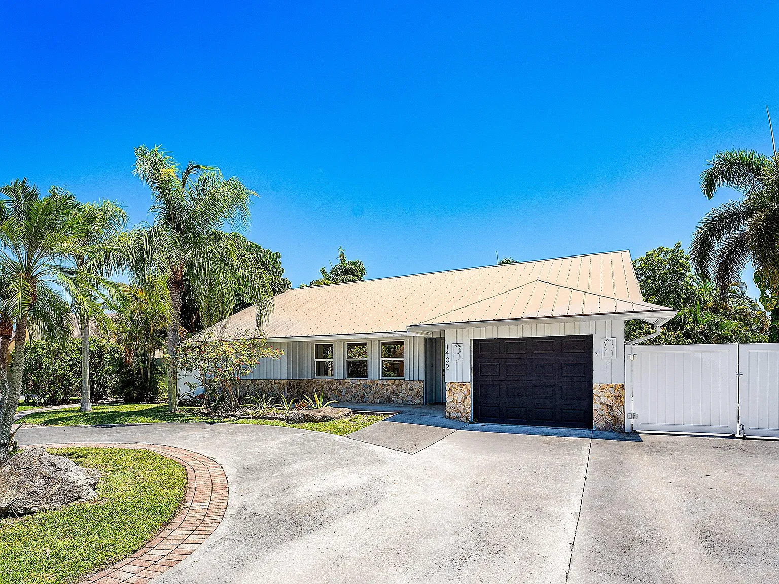 3 bed, 2.0 bath, 1908 sqft, $5,000 — Photo 2
