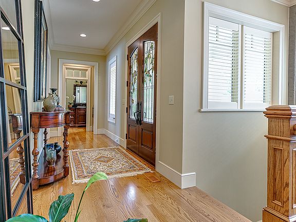 4th image of 814 Bluff Dr