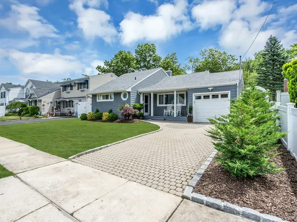 31 Jane Drive, North Babylon, NY 11703