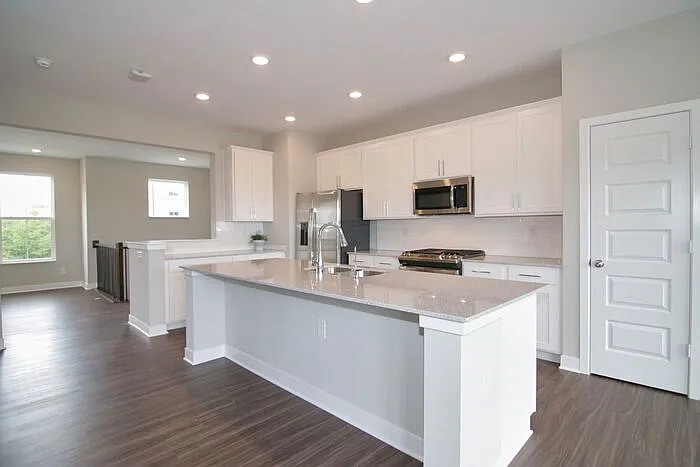 933 Yorkshire Ln — Photo 6