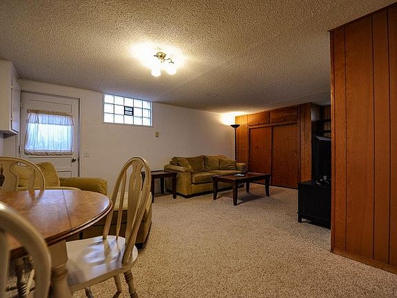 Dinette / Livingroom