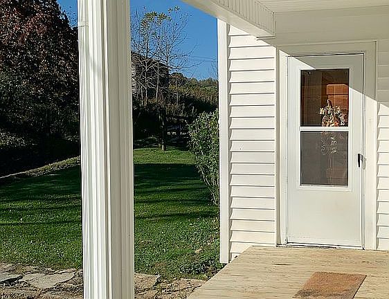 Side entry into kitchen 