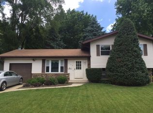110 Barrow Dr, Crystal Lake, IL 60014