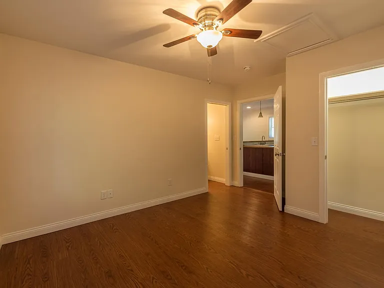 209 N Madison St — Photo 5