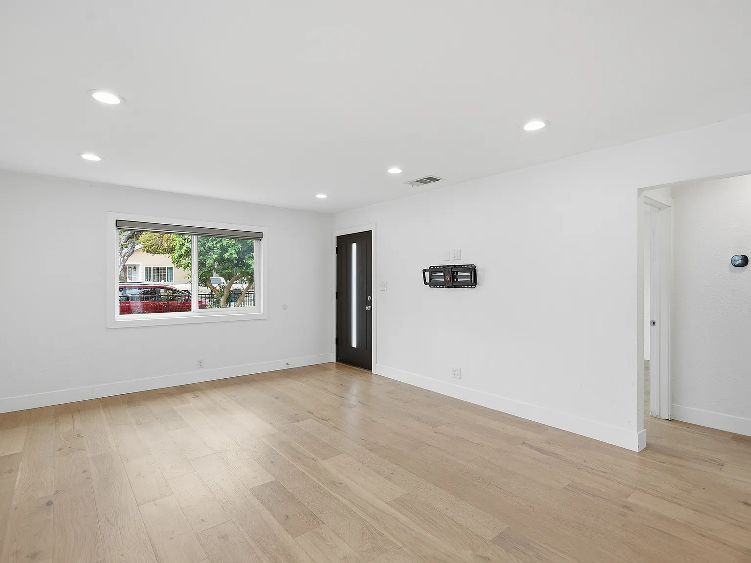 3 bed, 1519 sqft, $4,830 — Photo 3