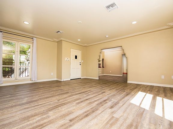 4th image of 711 W 6th St APT 4