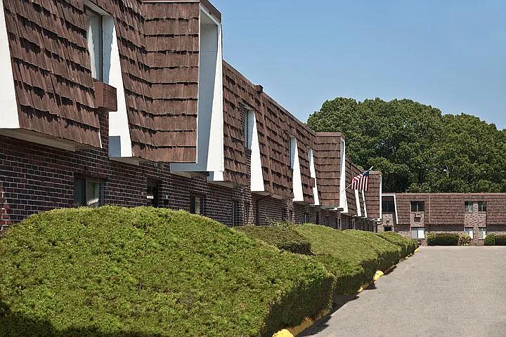 Sandy Lane Apartments — Photo 2