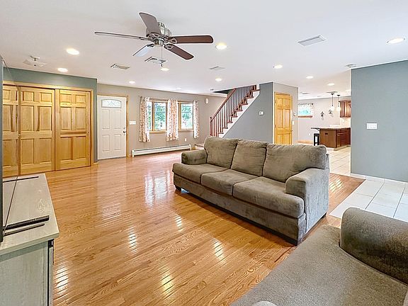 5th image of 27 Seneca Ave