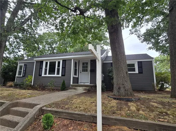 130 New Rd E, Rumford, RI 02916