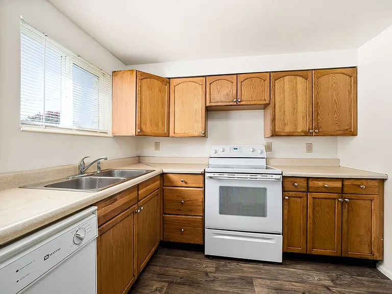255 E 500 N — Photo 10