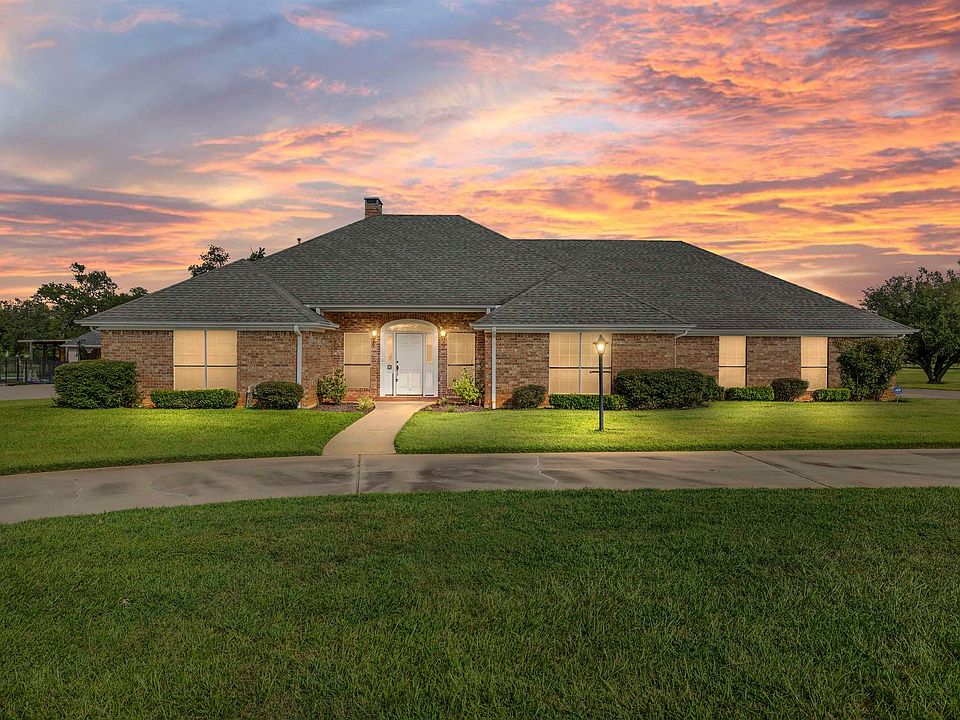 1st image of 20 Oak Forest Dr