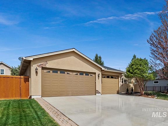 4th image of 898 E Segundo St