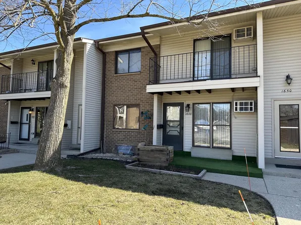 1646 South Carriage LANE #2, New Berlin, WI 53151