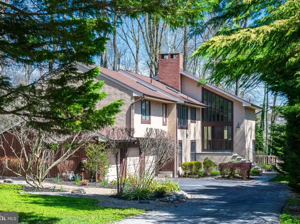 556 Hoffman Dr, Bryn Mawr, PA 19010