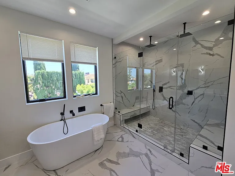 5012 Enfield Ave — Photo 33