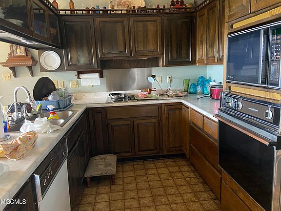 5th image of 1121 Hickory Hill Dr