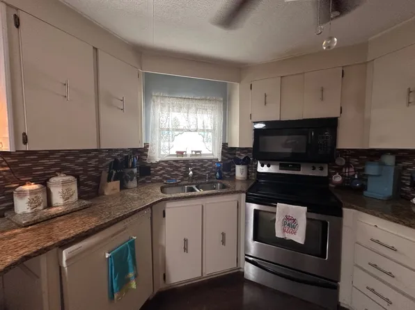 465 Avanti Way Blvd, North Fort Myers, FL 33917