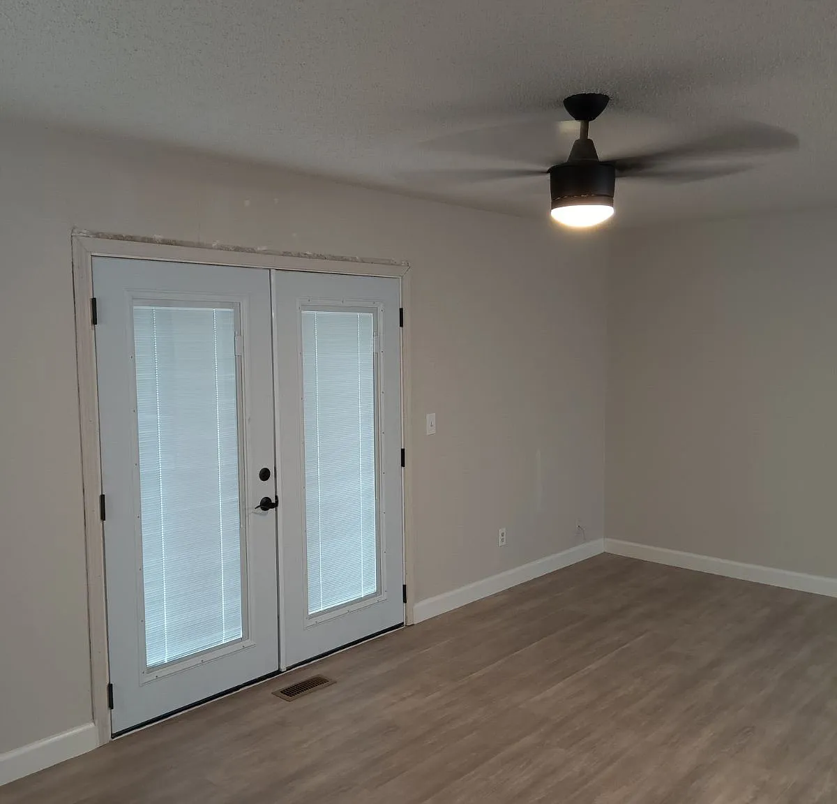 3 bed, 1.5 bath, 2484 sqft, $1,695 — Photo 2