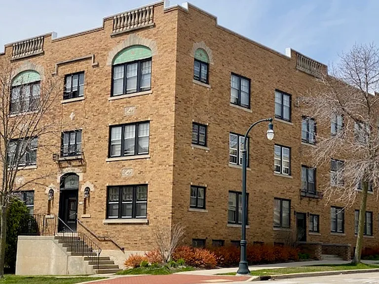 1720 E Newton Apartments — Photo 2