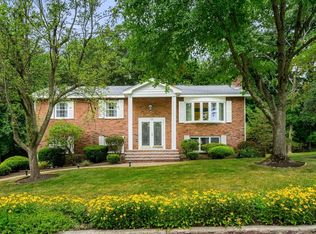 39 Freeport Dr, Burlington, MA 01803