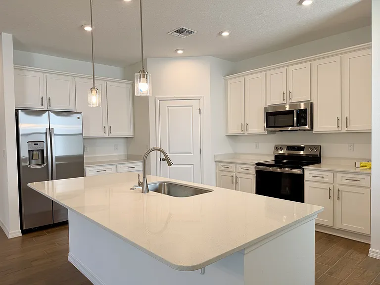 826 Castleford Ave NE — Photo 2