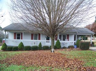 20 Forest Oaks Ln, Hickory, NC 28601