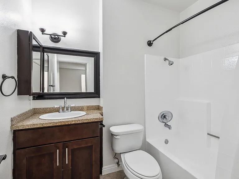 Catalina Apartments — Photo 15