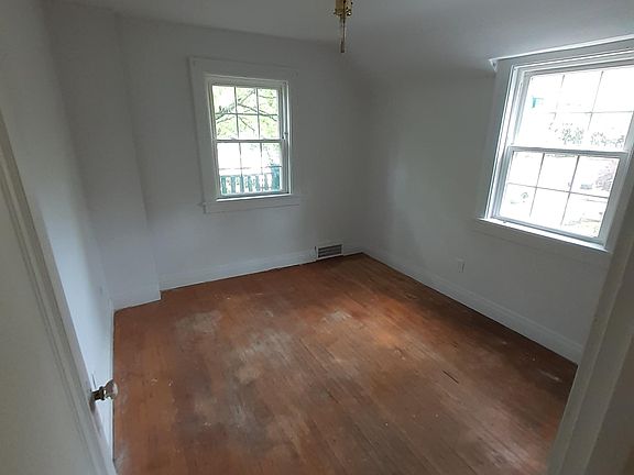 3rd image of 100 N Glen View Ct