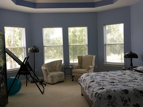M bed w bay windows overlookinggolfcourse