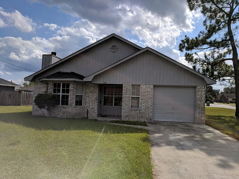 966 Yale Ct — Photo 1