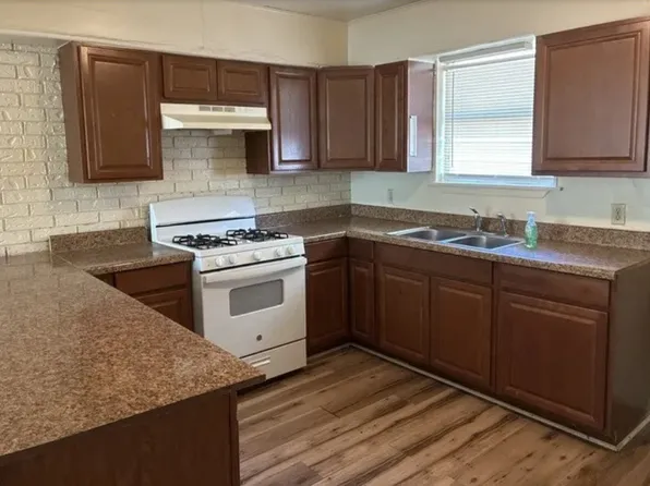 604 W 4th St, Taylor, TX 76574