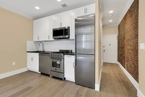 Rented by Cooper & Cooper Real Estate | media 17