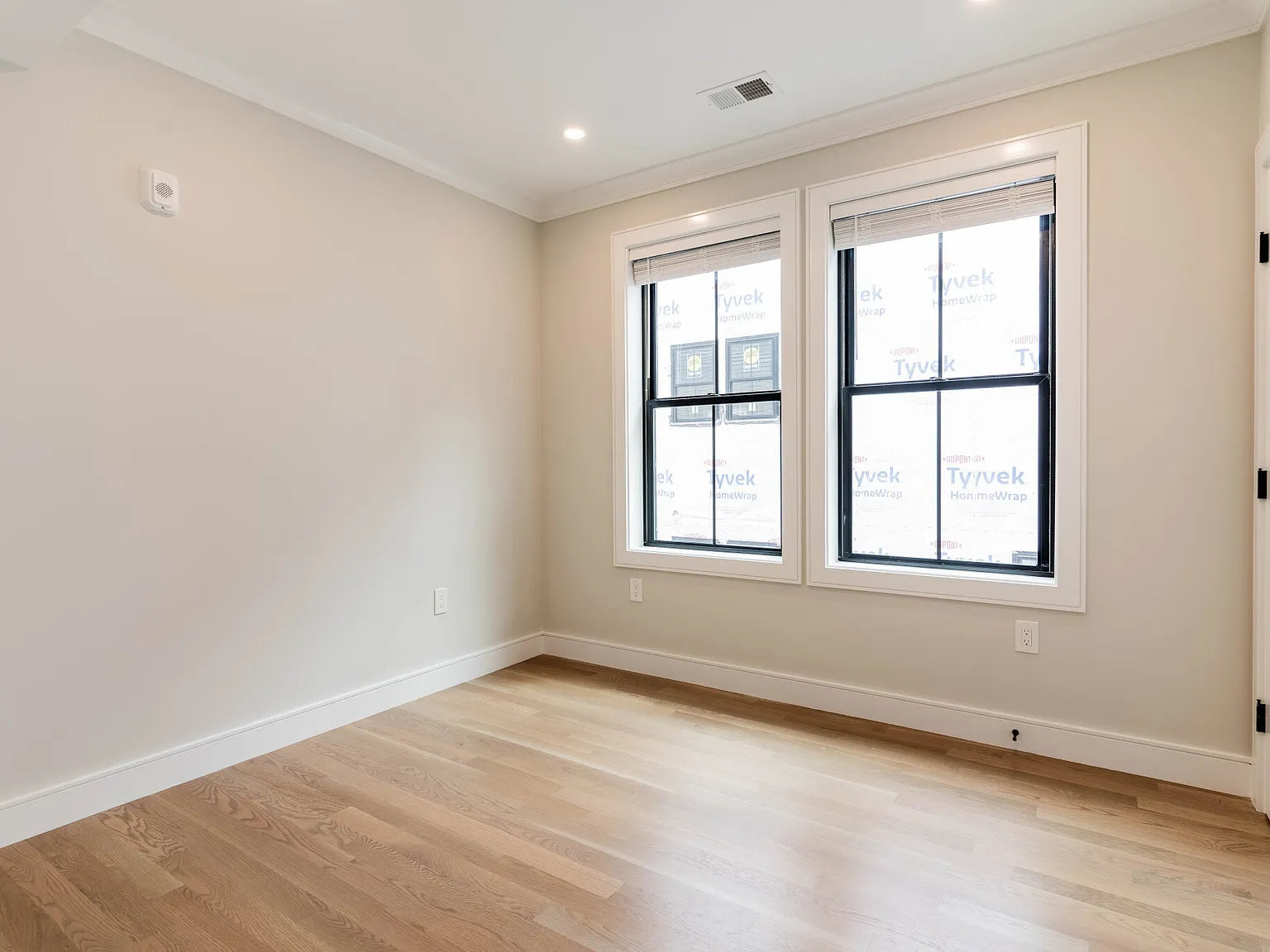 4 bed, 9999 sqft, $4,995 — Photo 3
