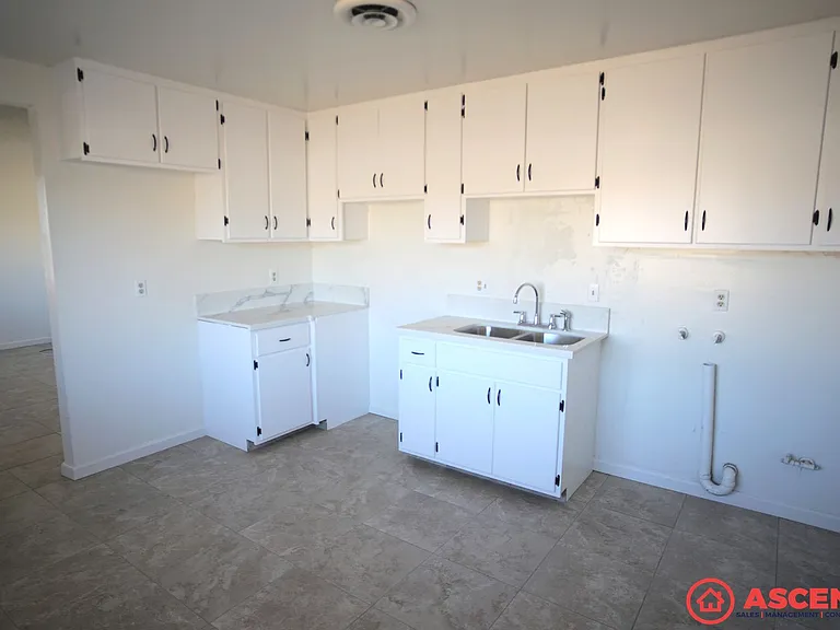 209 E. Warren Ave — Photo 6