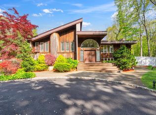 41 Beaumont Dr, Melville, NY 11747