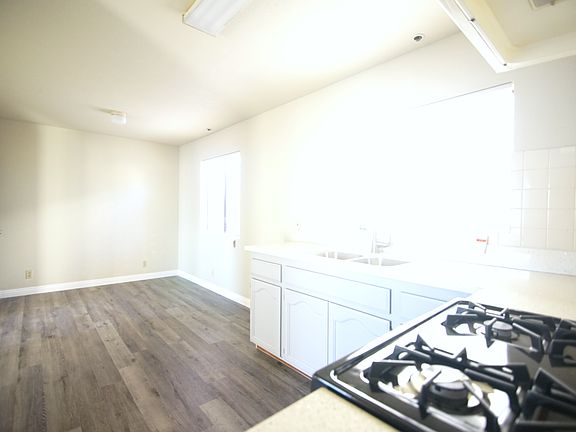 5th image of 2640 Griffin Ave