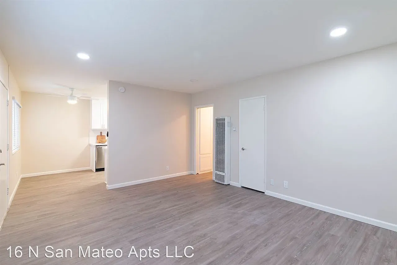 2 bed, 750 sqft, $2,300 — Photo 3