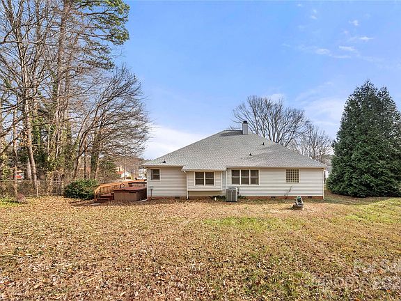 3rd image of 611 Edgewater Dr
