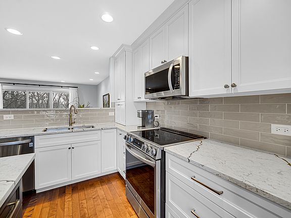 3rd image of 813 Evernia Ct
