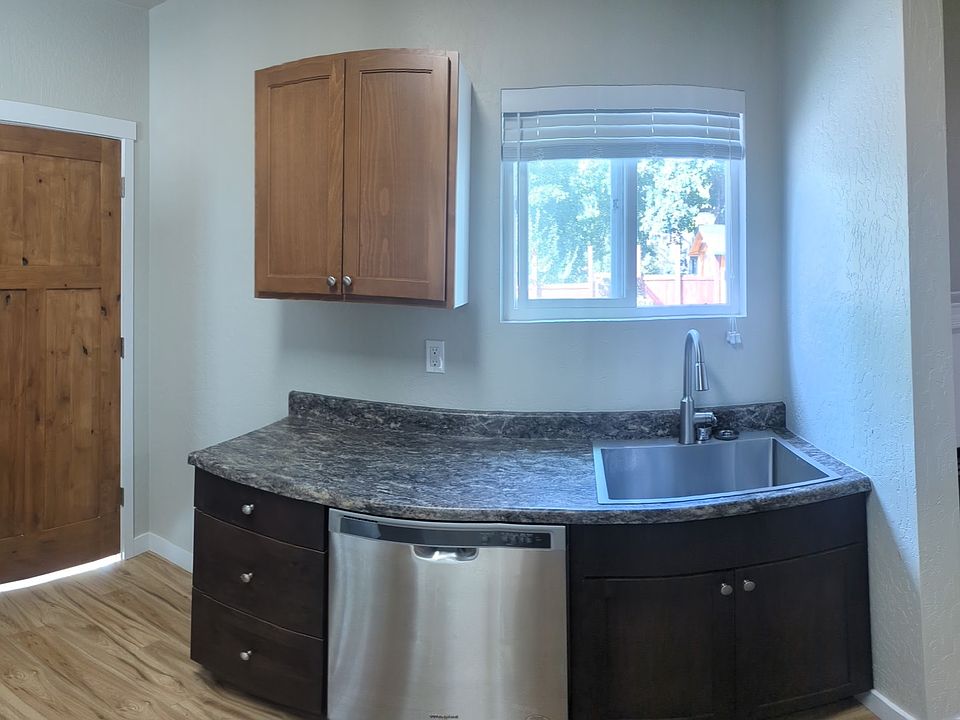 Large Kitchen w Dishwasher
