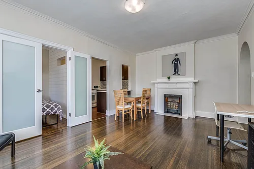 935 Jervis St Photo 1