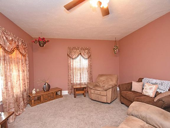 5th image of 3851 Lovell Ave