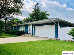 1108 Manor Dr, Mason City, IA 50401