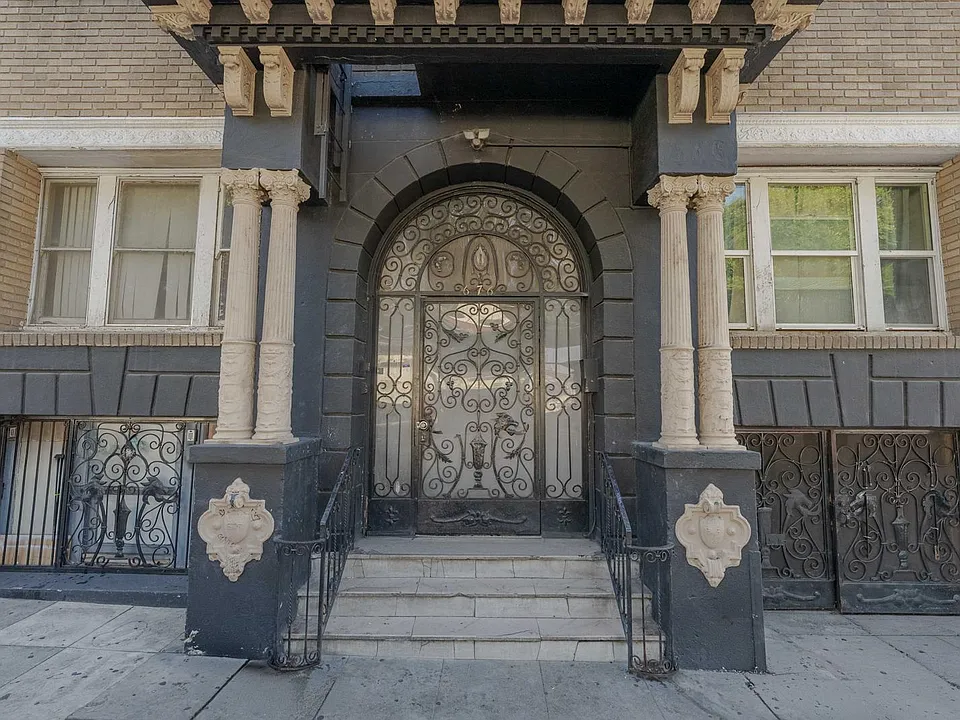 676 S Rampart APartments