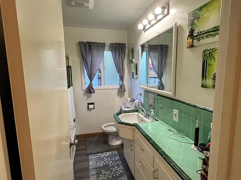 Back Bath with Shower/Tub