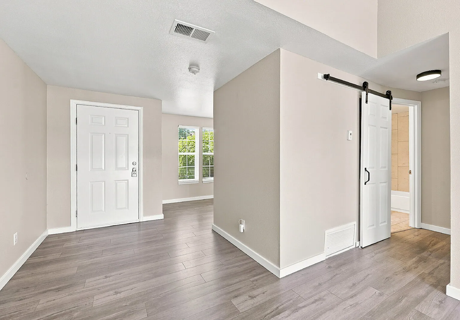 1 bed, 1.0 bath, 651 sqft, $1,196 — Photo 3