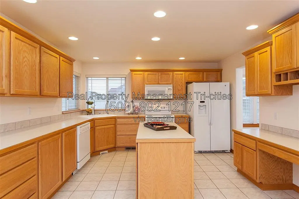 5 bed, 2.5 bath, 2800 sqft, $2,995 — Photo 2