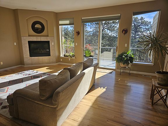 Livingroom with Gas fireplace
