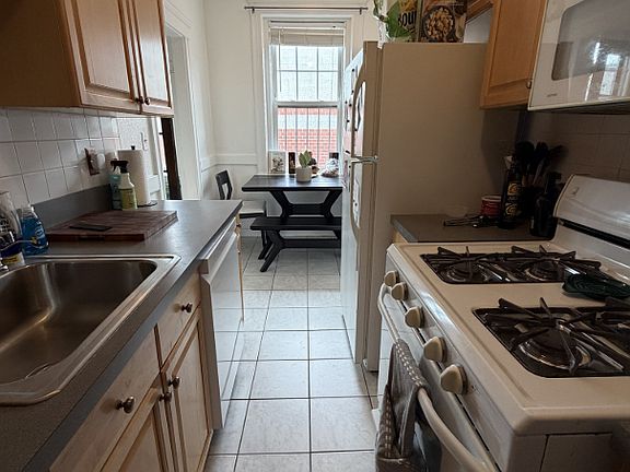 3rd image of 39 South St #62